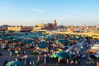 Marrach, Fas 'tan. 7 Kasım 2017: Marakeş 'teki djemaa el fna meydanının panoramik görüntüsü