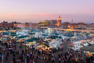 Marrach, Fas 'tan. 7 Kasım 2017: Marakeş 'teki djemaa el fna meydanının panoramik görüntüsü