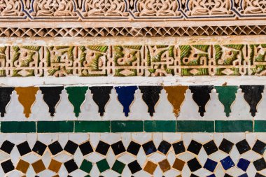 Fas 'taki Marakeş Bahia Sarayı' nın renkli avlusu.