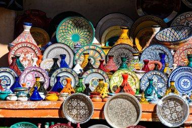Fas dükkanında renkli tabaklar