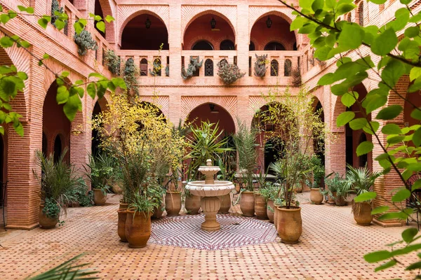 Marrakech Maroc Novembre 2017 Beau Jardin Intérieur Cour Marocaine Marrakech Photos De Stock Libres De Droits