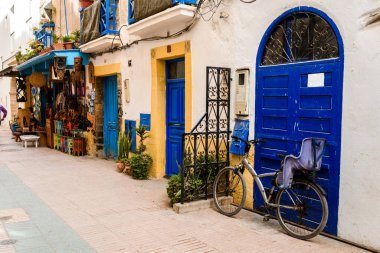 Essauria, Fas. 2 Kasım 2017: Essaouira sokağı Eski Medine, Fas