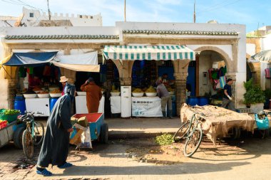 Essauria, Fas. 12 Haziran 2017: Essaouira deniz kasabasının renkli sokakları, Fas