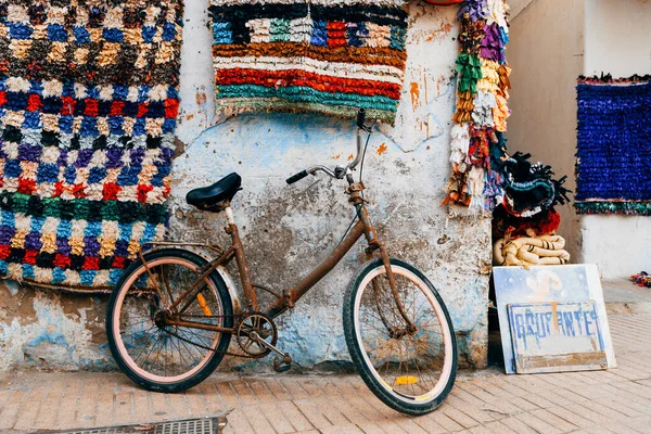 Bicicleta Oxidada Pie Pared Essaouira Vieja Medina — Foto de Stock