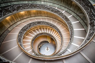 Vatikan şehri. 4 Kasım 2016: Vatikan Müzesinde Bramante merdiveni