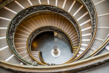 Vatikan şehri. 4 Kasım 2016: Vatikan Müzesinde Bramante merdiveni