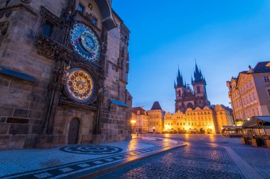 Prag, Czech Cumhuriyeti. 3 Kasım 2018: Güzel Prag eski kasaba meydanı, sabah