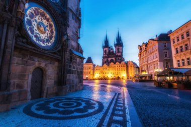 Prag, Czech Cumhuriyeti. 3 Kasım 2018: Güzel Prag eski kasaba meydanı, sabah