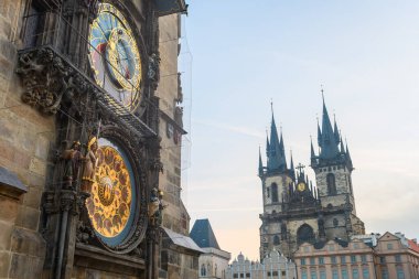 Prag, Czech Cumhuriyeti. 3 Kasım 2018: Güzel Prag eski kasaba meydanı, sabah