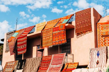 Fas dükkanlarında asılı renkli halılar, marakeş