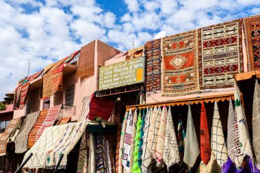 Fas dükkanlarında asılı renkli halılar, marakeş