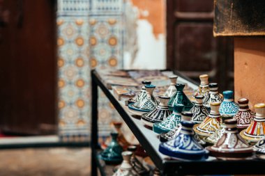 Duvarda asılı renkli çömlek tabakları,