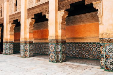 Fas avlusunda renkli fayanslar