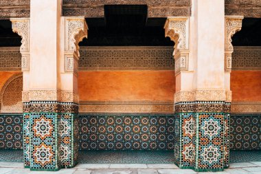 Fas avlusunda renkli fayanslar