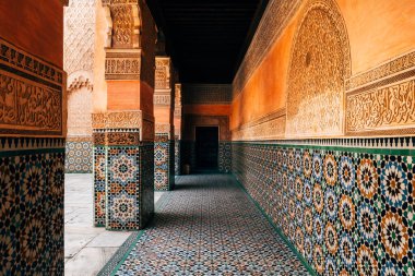 Fas avlusunda renkli fayanslar