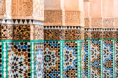 Fas avlusunda renkli fayanslar