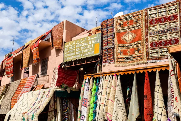 Alfombras Colores Colgando Las Tiendas Marroquíes Marrakech —  Fotos de Stock