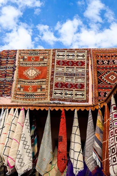 Alfombras Colores Colgando Las Tiendas Marroquíes Marrakech — Foto de Stock