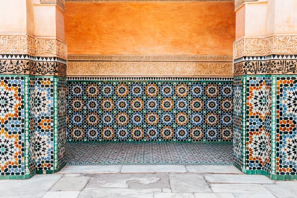Kleurrijke Siertegels Marokkaanse Binnenplaats — Stockfoto