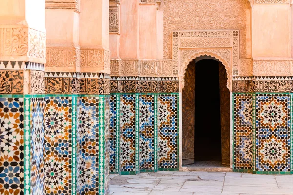 Kleurrijke Siertegels Marokkaanse Binnenplaats — Stockfoto