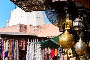 Marakeş Medine 'de Arap lambaları asmak