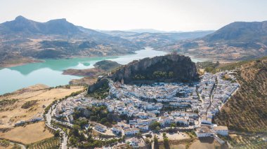 İspanya 'nın setenil de las bodegas kasabasının hava manzarası