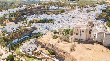 İspanya 'nın setenil de las bodegas kasabasının hava manzarası