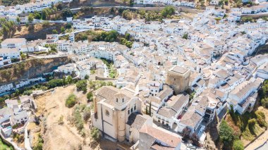 İspanya 'nın setenil de las bodegas kasabasının hava manzarası