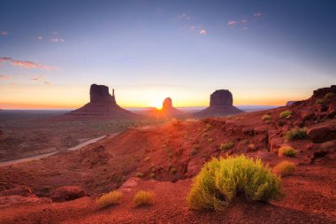 Arizona 'daki Anıt Vadisi' nde butte kaya manzarası