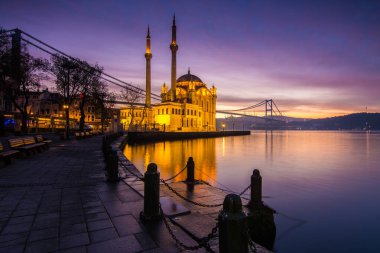 Ortakoy Camii, İstanbul 'da inanılmaz bir gün doğumu.