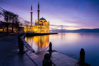 Ortakoy Camii, İstanbul 'da inanılmaz bir gün doğumu.