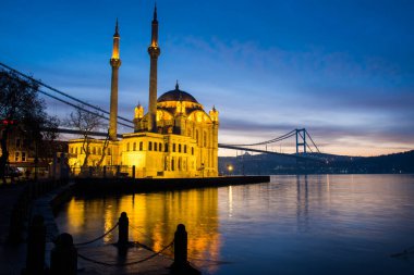 Ortakoy Camii, İstanbul 'da inanılmaz bir gün doğumu.