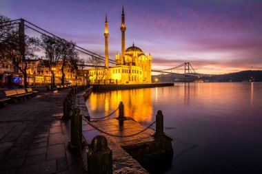 Ortakoy Camii, İstanbul 'da inanılmaz bir gün doğumu.