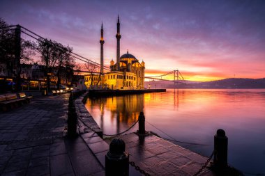 Ortakoy Camii, İstanbul 'da inanılmaz bir gün doğumu.