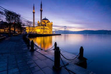 Ortakoy Camii, İstanbul 'da inanılmaz bir gün doğumu.