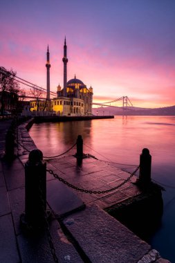 Ortakoy Camii, İstanbul 'da inanılmaz bir gün doğumu.