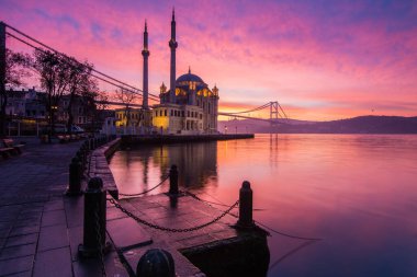 Ortakoy Camii, İstanbul 'da inanılmaz bir gün doğumu.
