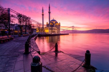 Ortakoy Camii, İstanbul 'da inanılmaz bir gün doğumu.