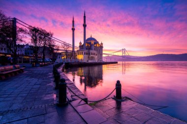 Ortakoy Camii, İstanbul 'da inanılmaz bir gün doğumu.