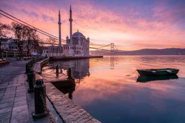 Ortakoy Camii, İstanbul 'da inanılmaz bir gün doğumu.