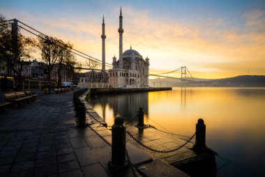 Ortakoy Camii, İstanbul 'da inanılmaz bir gün doğumu.