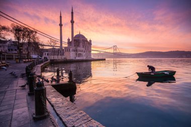 Ortakoy Camii, İstanbul 'da inanılmaz bir gün doğumu.