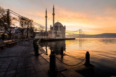 Ortakoy Camii, İstanbul 'da inanılmaz bir gün doğumu.