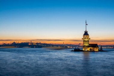 İstanbul deniz feneri ve şehir silueti manzarası