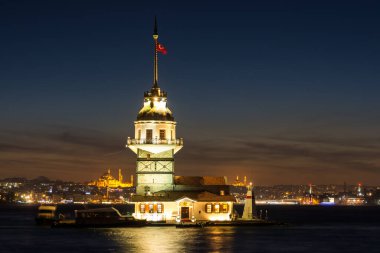 İstanbul deniz feneri ve şehir silueti manzarası