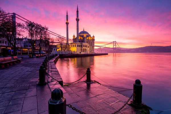 Ortakoy Camii, İstanbul 'da inanılmaz bir gün doğumu.
