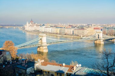 Budapeşte 'deki ünlü parlamento binasının manzarası, hungary
