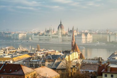 Budapeşte 'deki ünlü parlamento binasının manzarası, hungary