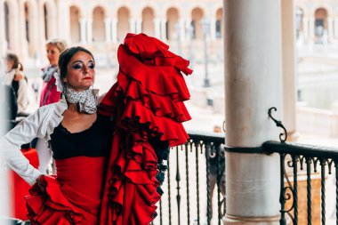 SEVILLE SPAIN, 1 Mayıs 2018: Geleneksel flamenko elbisesiyle dans eden kadın