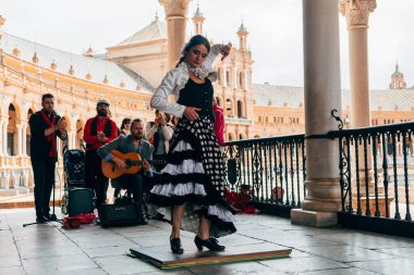 SEVILLE SPAIN, 1 Mayıs 2018: Geleneksel flamenko elbisesiyle dans eden kadın